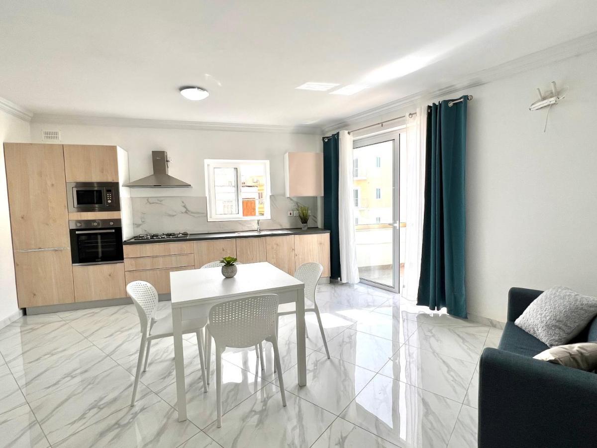 Condo With Patio Overlooking Piazza Gzira Buitenkant foto