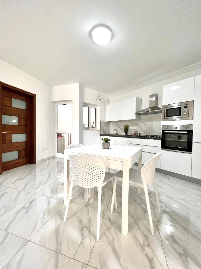 Condo With Patio Overlooking Piazza Gzira Buitenkant foto