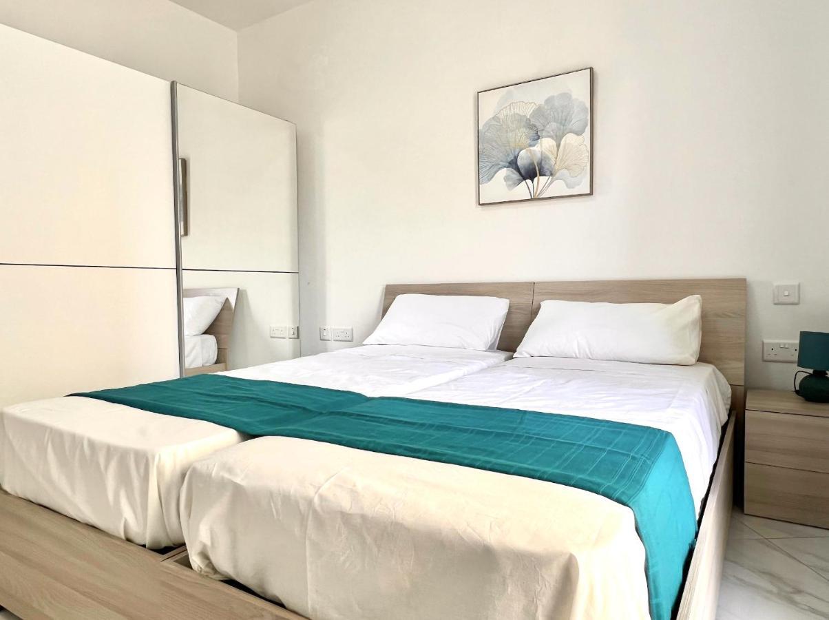 Condo With Patio Overlooking Piazza Gzira Buitenkant foto